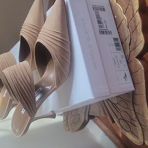 Unworn, Manolo Blahnik Beige Suede Mules Size EU 38.5